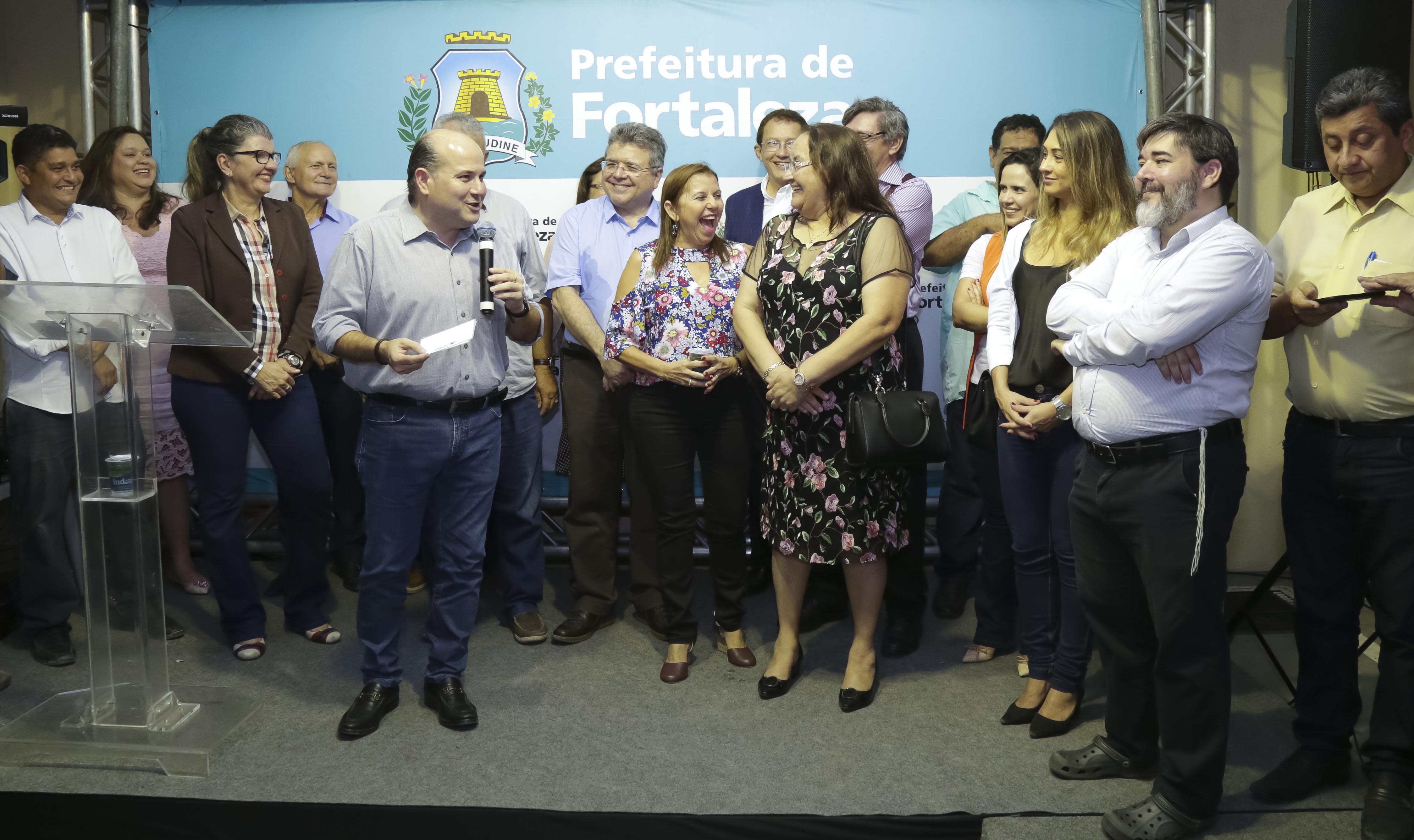 prefeito roberto cláudio faz discurso na inauguração da central de acolhimento